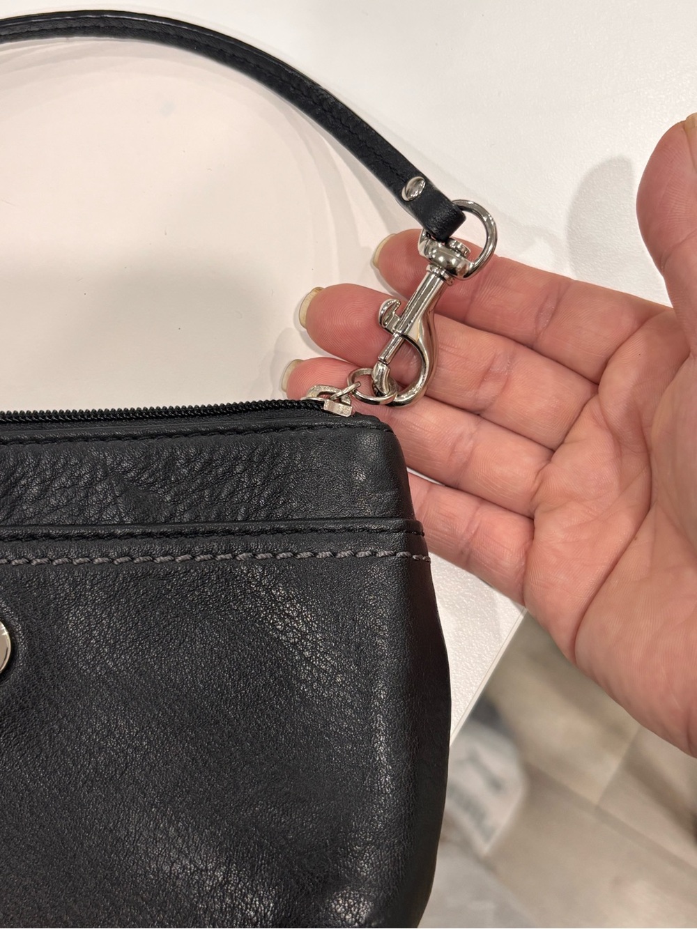 Coach Black Leather Turn-Lock Wristlet/minibag - Picture 2 of 6